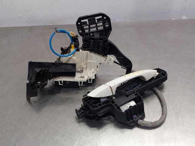 Zamek drzwi przednich prawych A1667200435 MERCEDES