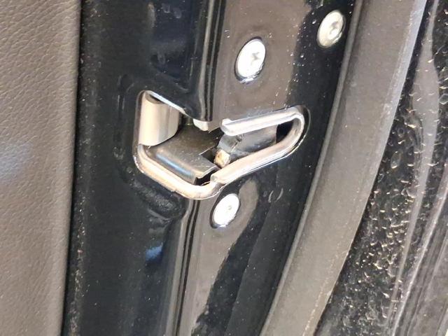 Zamek drzwi przednich prawych A1667200435 MERCEDES