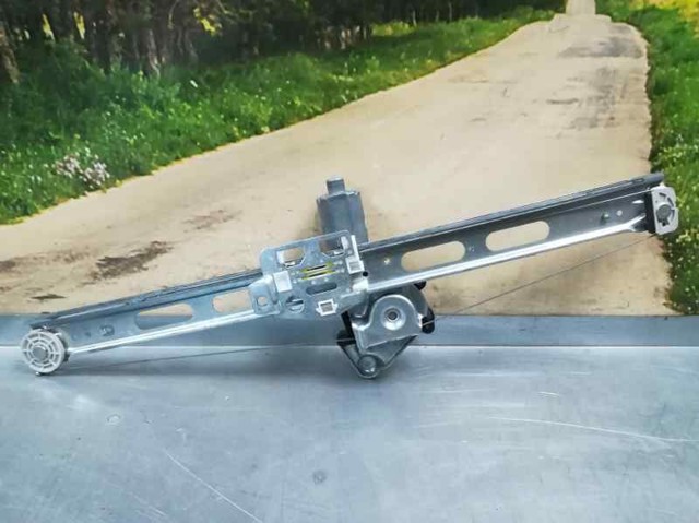 Mechanizm podnoszenia szyby drzwi przednich lewych A1687201146 MERCEDES