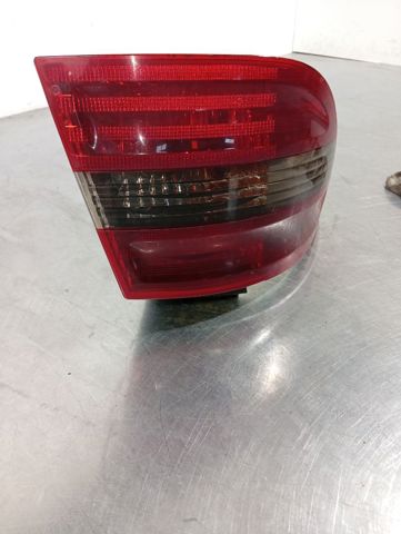 Lampa zespolona tylna lewa zewnętrzna A1698202564 MERCEDES