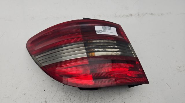 Lampa zespolona tylna lewa zewnętrzna A1698202564 MERCEDES