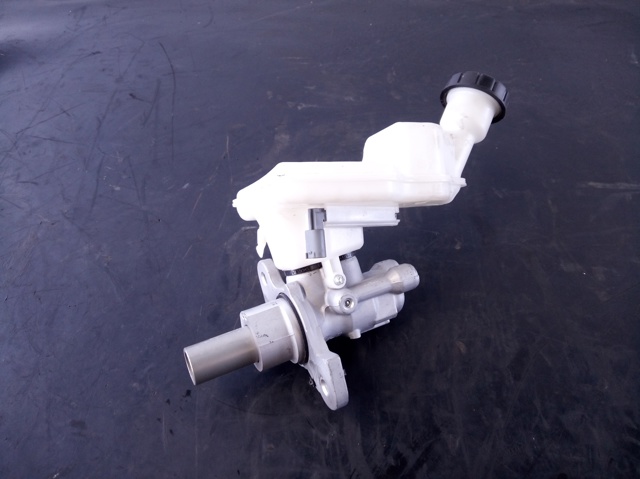 Zbiorniczek głównego cylindra hamulcowego (płynu hamulcowego) A1774304300 MERCEDES