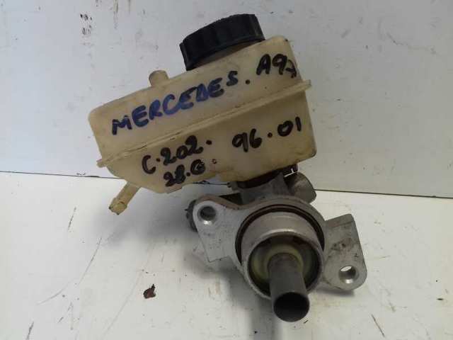 Zbiorniczek głównego cylindra hamulcowego (płynu hamulcowego) A2024300302 MERCEDES