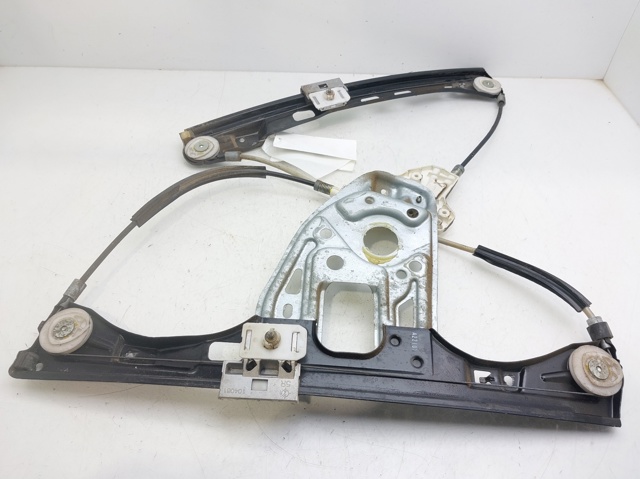 Mechanizm podnoszenia szyby drzwi przednich prawych A2037201646 MERCEDES