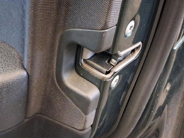 Zamek drzwi przednich prawych A2047201835 MERCEDES