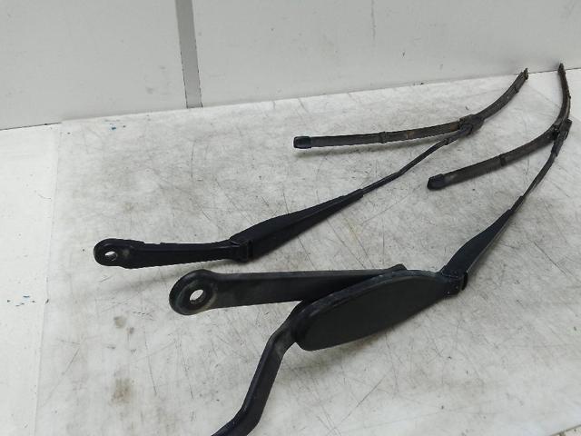 Ramię wycieraczki szyby przedniej A2058203700 MERCEDES