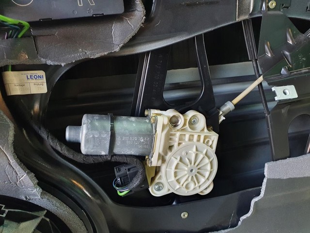 Mechanizm podnoszenia szyby drzwi przednich prawych A2117200446 MERCEDES