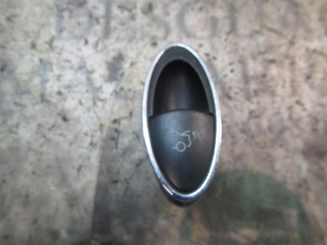 Przycisk klapy bagażnika (3/5 drzwi) w kabinie A21182103797C45 MERCEDES