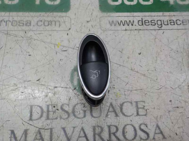 Przycisk klapy bagażnika (3/5 drzwi) w kabinie A21182103797C45 MERCEDES