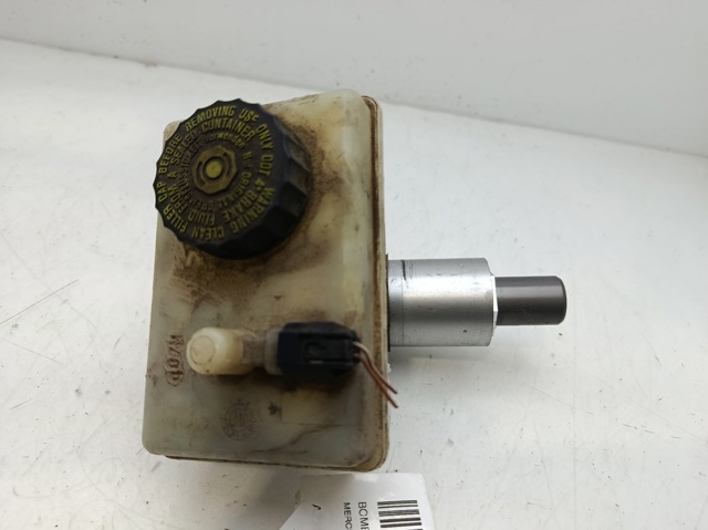 Zbiorniczek głównego cylindra hamulcowego (płynu hamulcowego) A2204300002 MERCEDES