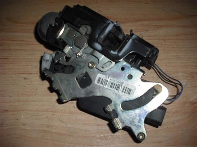 Zamek drzwi przednich prawych A6397201735 MERCEDES