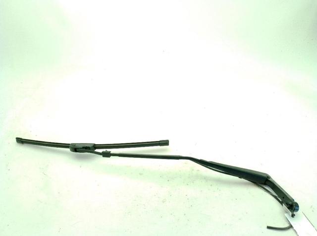 Ramię wycieraczki szyby przedniej A9018200144 MERCEDES