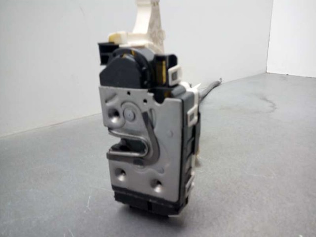 Zamek drzwi przednich lewych A9067202135 MERCEDES
