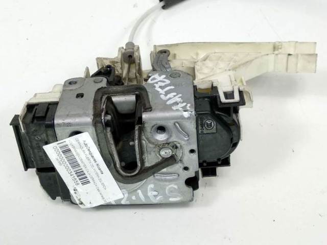 Zamek drzwi przednich lewych A9067202135 VAG