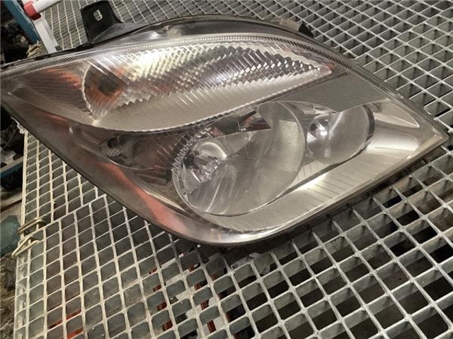 Reflektor prawy A9068200661 MERCEDES