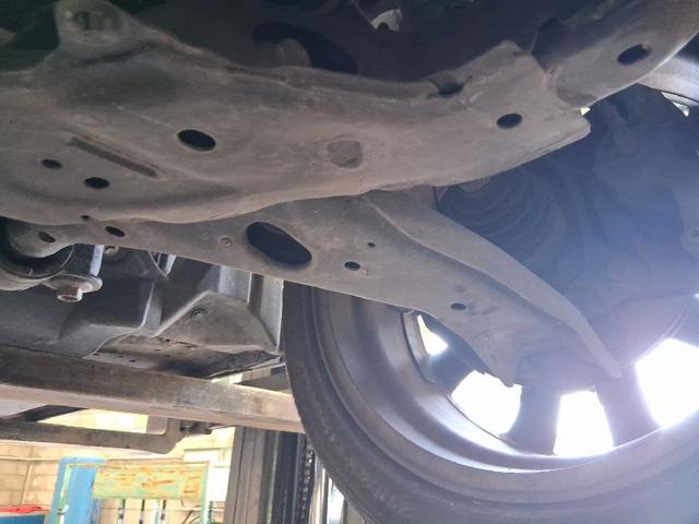 Wahacz zawieszenia przedniego dolny lewy B45A34350E MAZDA