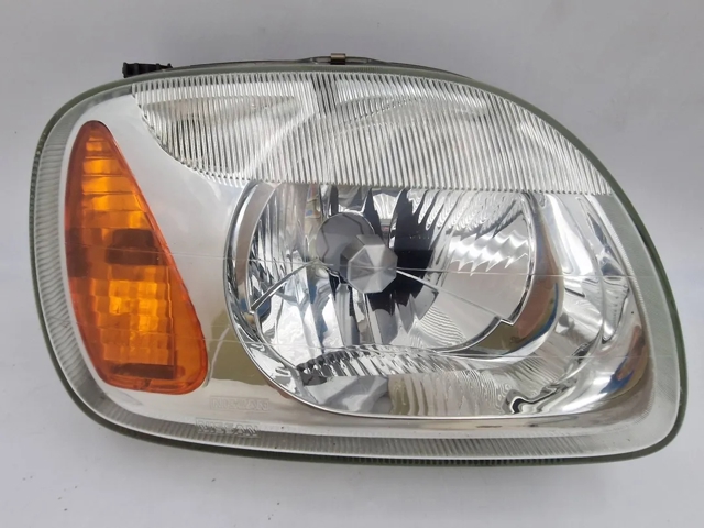 Reflektor prawy B60101F511 NISSAN