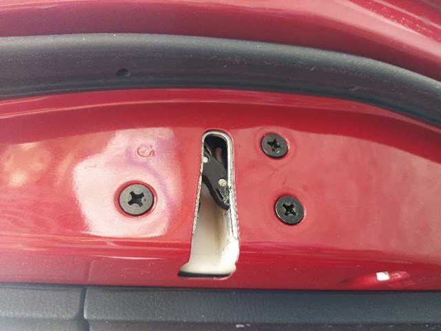 Zamek drzwi tylnych prawych BBM472310A MAZDA