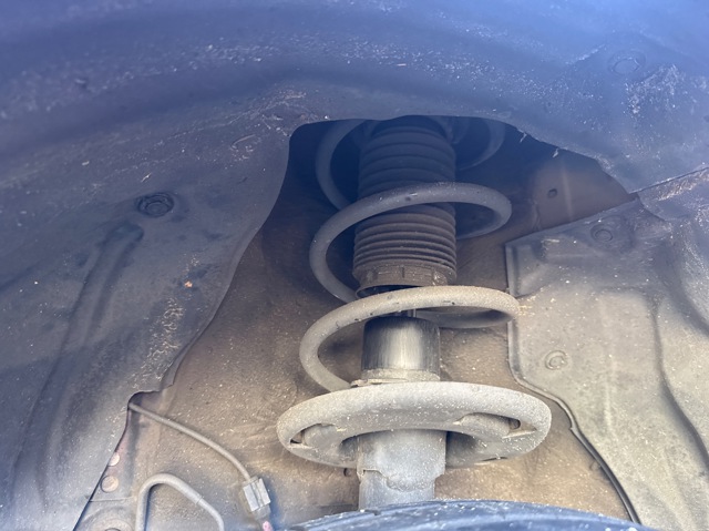 Amortyzator przedni lewy BHS234900A MAZDA