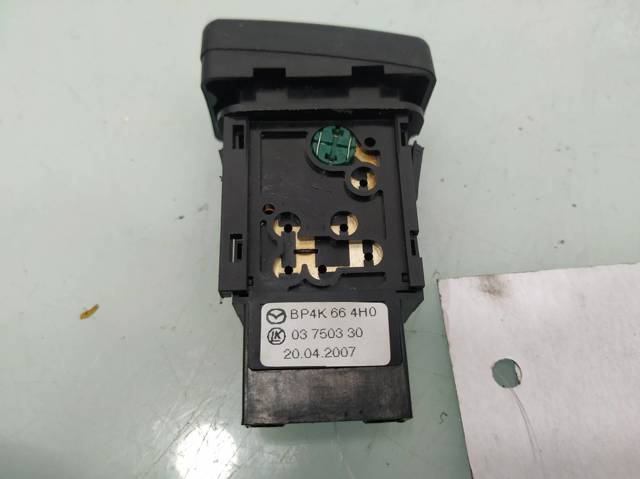 Przycisk włączania światła awaryjnego BP4K664H0 MAZDA
