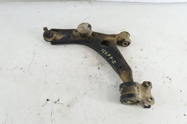 Wahacz zawieszenia przedniego dolny lewy CC3034350D MAZDA