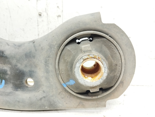 Wahacz zawieszenia przedniego dolny prawy D10E34300 MAZDA