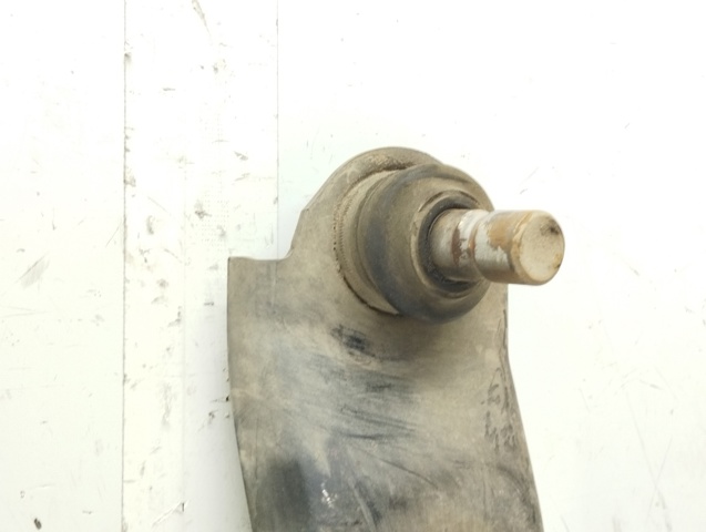 Wahacz zawieszenia przedniego dolny lewy D10E34350 MAZDA