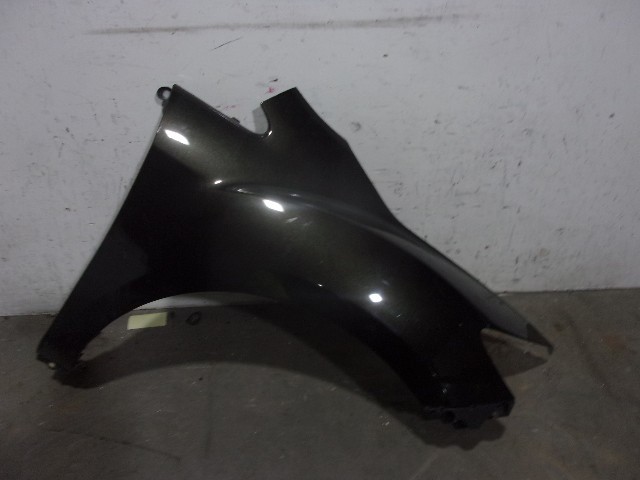 Błotnik przedni prawy E22152110E MAZDA