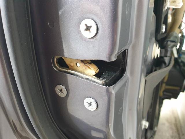Zamek drzwi przednich lewych EH1459310E MAZDA