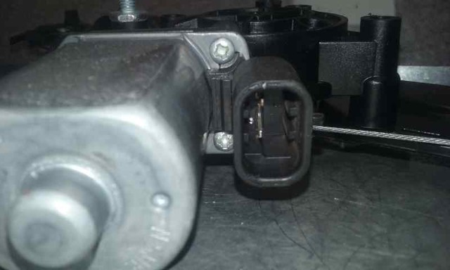 Mechanizm podnoszenia szyby drzwi przednich prawych ES51B23200BA FORD