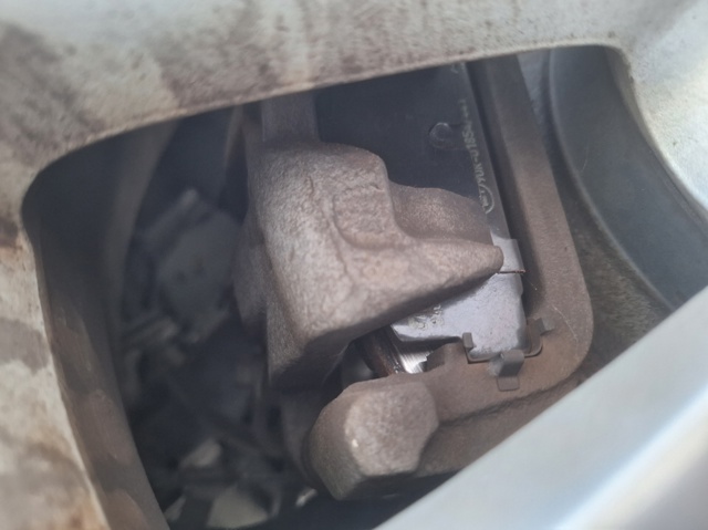 Zacisk hamulcowy tylny lewy GJ6A2671XC MAZDA