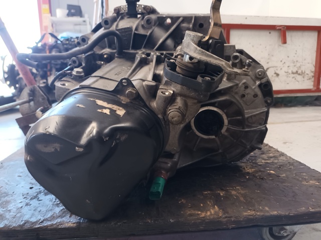 Mechaniczna skrzynia biegów w komplecie JR5106 NISSAN