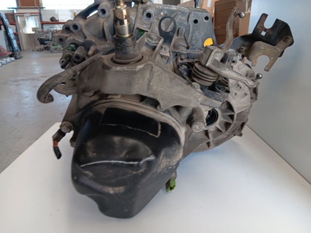 Mechaniczna skrzynia biegów w komplecie JR5106 NISSAN