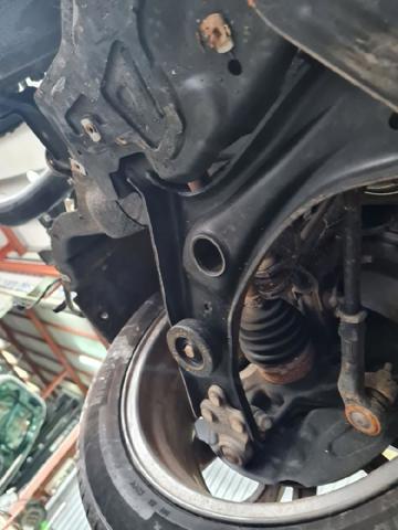 Wahacz zawieszenia przedniego dolny prawy JX613A423AEB FORD