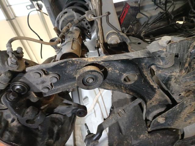 Wahacz zawieszenia przedniego dolny prawy JX613A423CEB FORD