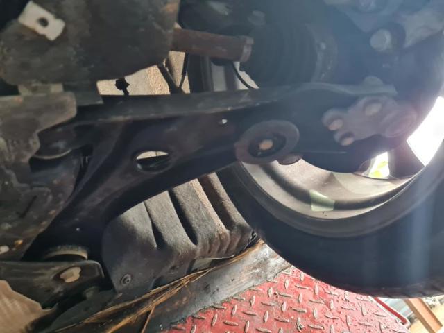 Wahacz zawieszenia przedniego dolny lewy JX613A424AEB FORD