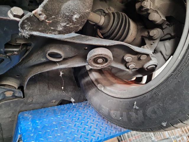 Wahacz zawieszenia przedniego dolny lewy JX613A424AEB FORD
