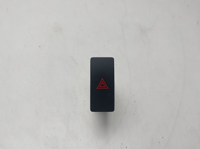 Przycisk włączania światła awaryjnego KD45664H0 MAZDA