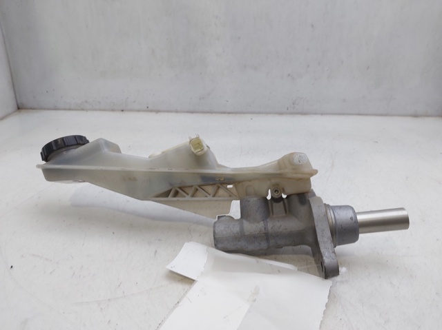 Główny cylinder hamulców KDY44340ZA MAZDA