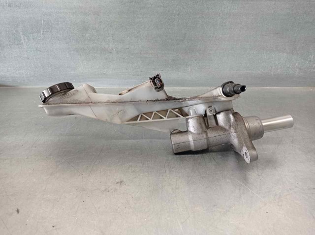Główny cylinder hamulców KDY44340ZA MAZDA