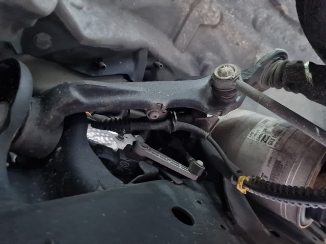 Wahacz zawieszenia przedniego prawy górny LR014619 LAND ROVER