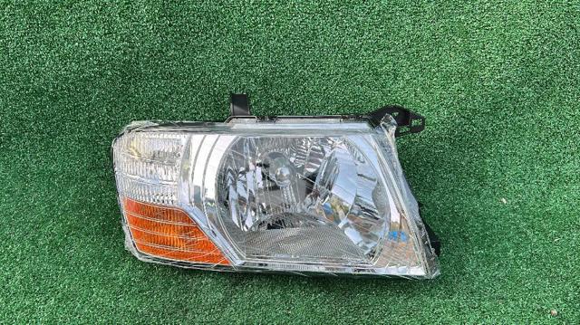 Reflektor prawy MN117110 MITSUBISHI