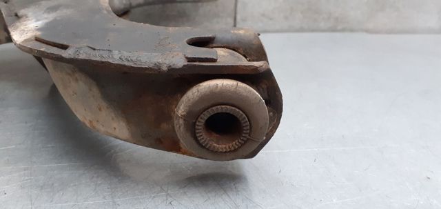 Wahacz zawieszenia przedniego dolny lewy MN161353 MITSUBISHI