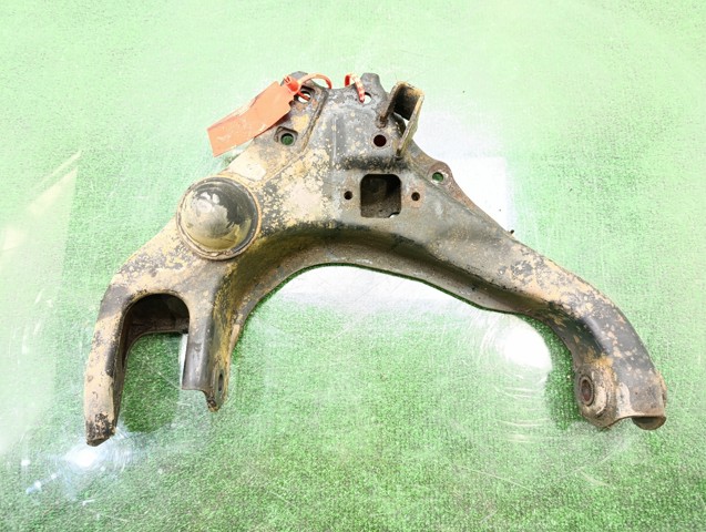 Wahacz zawieszenia przedniego dolny lewy MN161353 MITSUBISHI