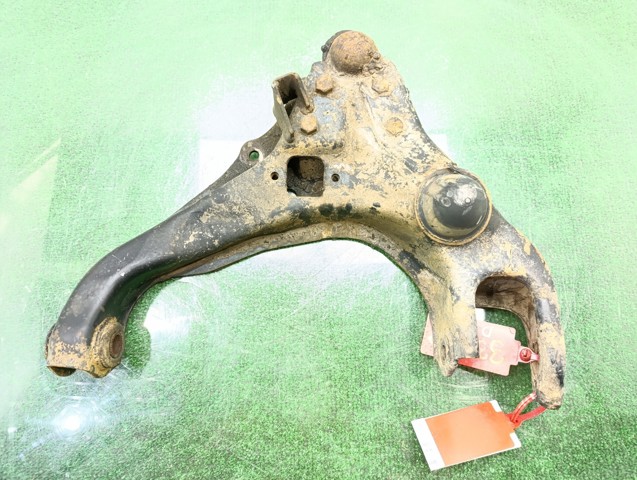 Wahacz zawieszenia przedniego dolny prawy MN161354 MITSUBISHI