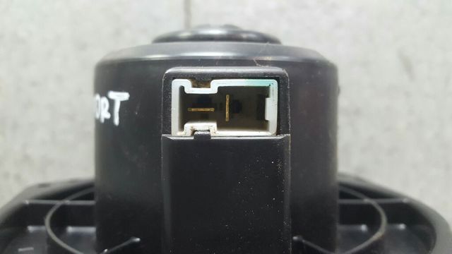 Silniczek wentylatora nagrzewnicy (ogrzewacza wnętrza) Mitsubishi Pajero K90