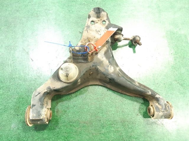 Wahacz zawieszenia przedniego dolny prawy MR496796 MITSUBISHI