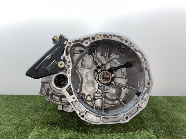 Mechaniczna skrzynia biegów w komplecie ND0102 NISSAN