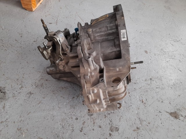 Mechaniczna skrzynia biegów w komplecie ND0102 NISSAN