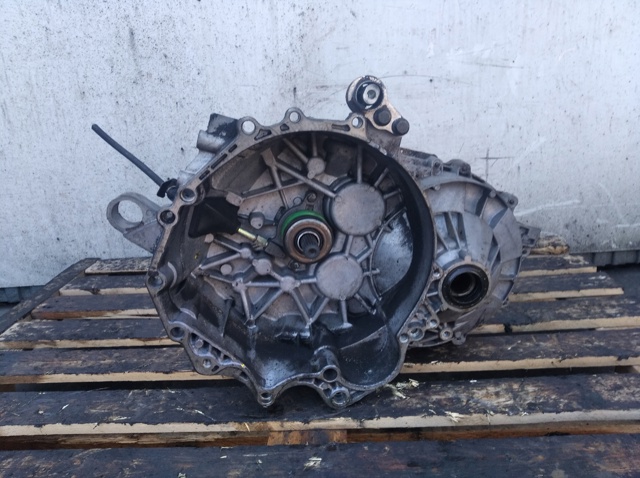 Mechaniczna skrzynia biegów w komplecie P1208961 VOLVO